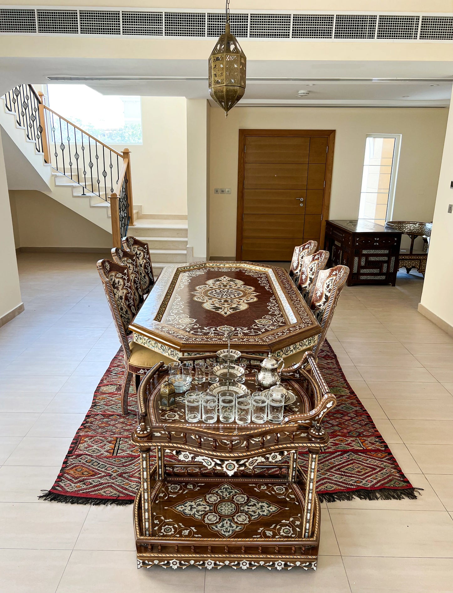 طقم طاولة طعام من الصدف التقليدي
