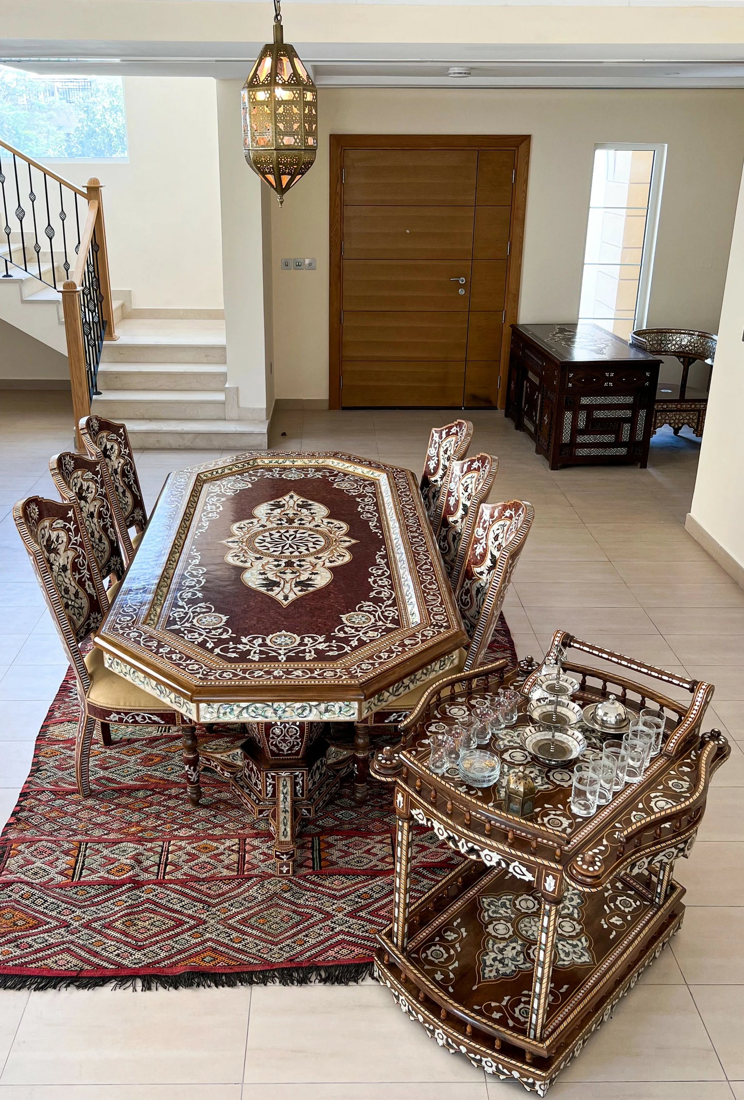 طقم طاولة طعام من الصدف التقليدي
