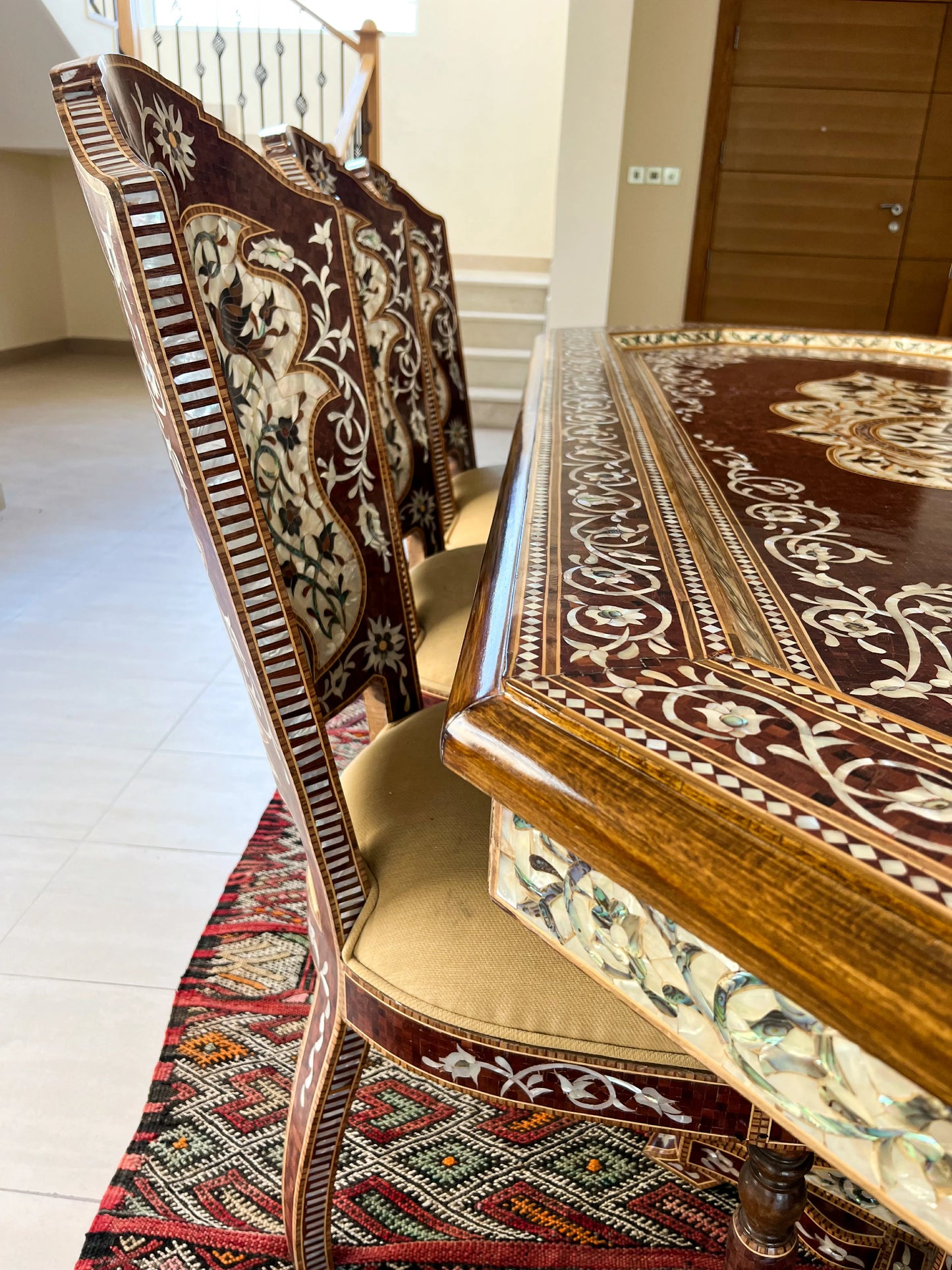 طقم طاولة طعام من الصدف التقليدي