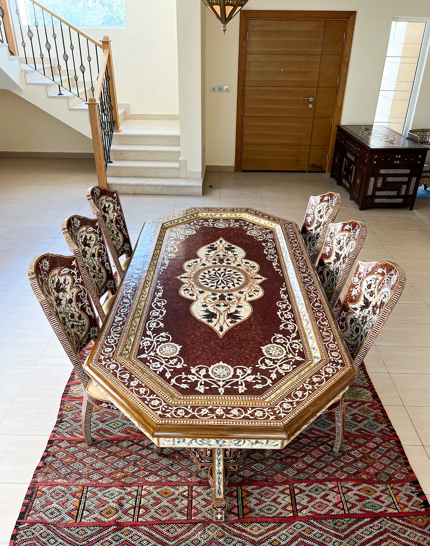 طقم طاولة طعام من الصدف التقليدي
