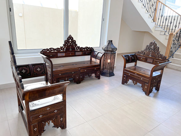 Антикварный набор коричневых деревянных скамеек из трех предметов с инкрустацией сирийским перламутром